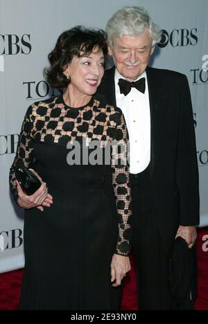 **DATEI FOTO** Hal Holbrook ist verstorben. NEW YORK, NY- JUNI 11: Dixie Carter und Hal Holbrook kommen zu den 60. Jährlichen Tony Awards, die am 11. Juni 2006 in der Radio City Music Hall in New York City stattfinden. Quelle: Joseph Marzullo/MediaPunch Stockfoto