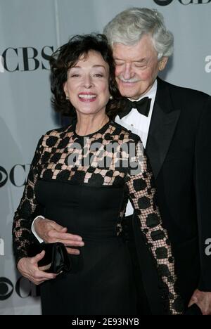 **DATEI FOTO** Hal Holbrook ist verstorben. NEW YORK, NY- JUNI 11: Dixie Carter und Hal Holbrook kommen zu den 60. Jährlichen Tony Awards, die am 11. Juni 2006 in der Radio City Music Hall in New York City stattfinden. Quelle: Joseph Marzullo/MediaPunch Stockfoto