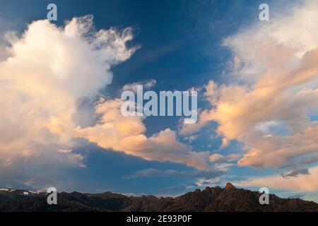 Al fondo El Yelmo, La Pedriza, Parque Regional Cuenca Alta del Manzanares, Madrid Stockfoto