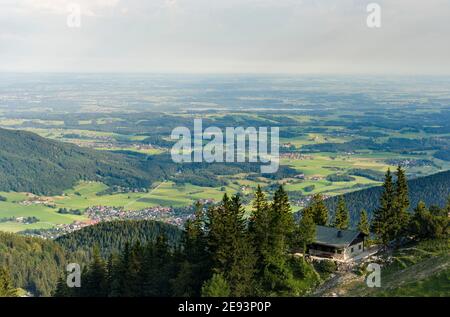 Blick auf die Ausläufer der Chiemgauer Alpen und die Stadt Aschau in Oberbayern. Europa, Deutschland, Bayern Stockfoto