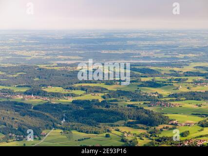 Blick über die Ausläufer der Chiemgauer Alpen in Oberbayern. Europa, Deutschland, Bayern Stockfoto