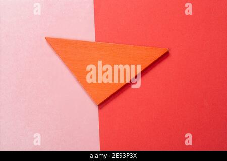 Konzept des kreativen logischen Denkens. Verschiedene bunte Holzblöcke. Geometrische Formen in verschiedenen Farben. Stockfoto