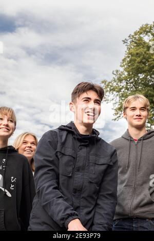 Eine Gruppe von glücklichen Teenagern schaut weg Stockfoto