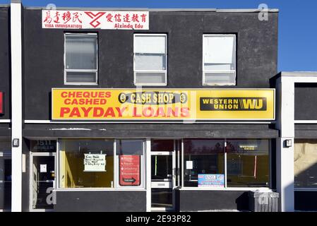 Ottawa, Kanada - 30. Januar 2021: Cash Shop, bietet Zahltag Darlehen und Scheck einlösen, Lage mit Western Union Zeichen auf Merivale Road. Stockfoto