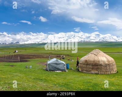 Traditionelle Jurte im Alajtal mit den Transalai Bergen mit Pik Kurumdy (6614) im Hintergrund. Das Pamir-Gebirge, Asien, Zentralasien, Stockfoto