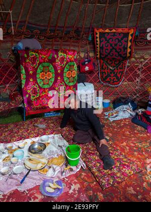 Die Jurte eines lokalen Hirten. Das Alaj-Tal im Pamir-Gebirge, Asien, Zentralasien, Kirgisistan Stockfoto