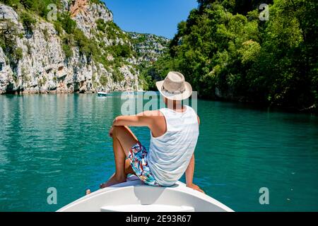 Felsenklippe der Verdon Schlucht am See von Sainte Croix, Provence, Frankreich, Provence Alpes Cote d Azur, blaugrüner See mit Booten in Frankreich Provence. Europa, junge Männer im Tretboot Stockfoto