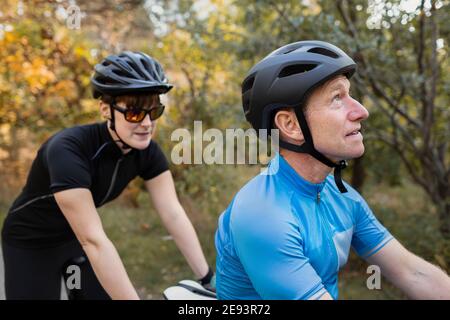 Sehbehinderte Triathlet-Frau trainiert mit ihr auf dem Tandem-Fahrrad Guide und Coach Stockfoto