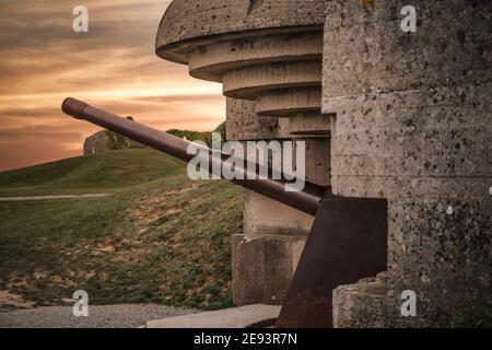 Atlantik Wand Beton Deutschen Weltkrieg zwei 2 Geschützenplazierung Befestigung Bunker Batterie in Longues-sur-mer in der Normandie Gold Beach Frankreich Bleibt Stockfoto