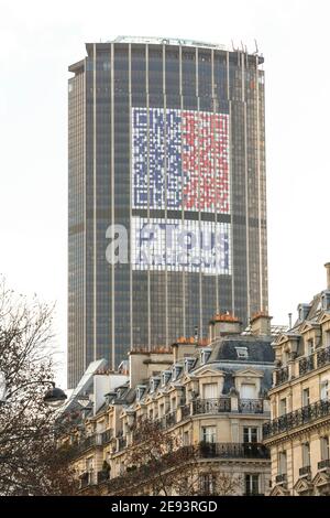 ANTI-COVID APP UND QR-CODE AUF DEM MONTPARNASSE-TURM Stockfoto