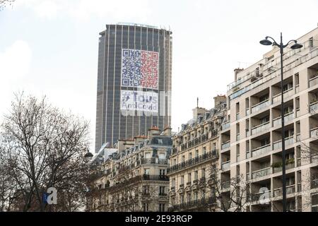 ANTI-COVID APP UND QR-CODE AUF DEM MONTPARNASSE-TURM Stockfoto