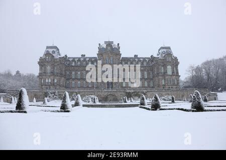 Bowes Museum, Barnard Castle, Teesdale, County Durham, Großbritannien. Februar 2021. Wetter in Großbritannien. Mit einer gelben Wetterwarnung für Met Office in einigen Gebieten Großbritanniens sahen das Bowes Museum und seine Gärten spektakulär aus, als der Schnee fiel. Kredit: David Forster/Alamy Live Nachrichten Stockfoto