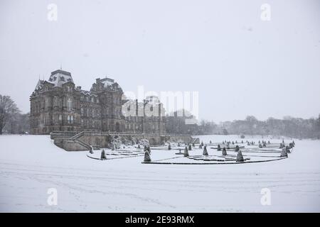 Bowes Museum, Barnard Castle, Teesdale, County Durham, Großbritannien. Februar 2021. Wetter in Großbritannien. Mit einer gelben Wetterwarnung für Met Office in einigen Gebieten Großbritanniens sahen das Bowes Museum und seine Gärten spektakulär aus, als der Schnee fiel. Kredit: David Forster/Alamy Live Nachrichten Stockfoto