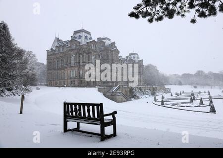 Bowes Museum, Barnard Castle, Teesdale, County Durham, Großbritannien. Februar 2021. Wetter in Großbritannien. Mit einer gelben Wetterwarnung für Met Office in einigen Gebieten Großbritanniens sahen das Bowes Museum und seine Gärten spektakulär aus, als der Schnee fiel. Kredit: David Forster/Alamy Live Nachrichten Stockfoto
