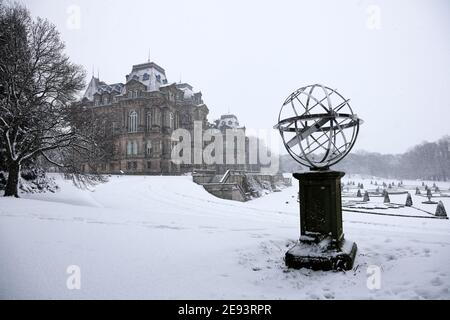 Bowes Museum, Barnard Castle, Teesdale, County Durham, Großbritannien. Februar 2021. Wetter in Großbritannien. Mit einer gelben Wetterwarnung für Met Office in einigen Gebieten Großbritanniens sahen das Bowes Museum und seine Gärten spektakulär aus, als der Schnee fiel. Kredit: David Forster/Alamy Live Nachrichten Stockfoto