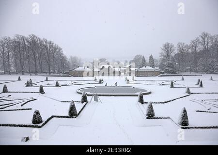 Bowes Museum, Barnard Castle, Teesdale, County Durham, Großbritannien. Februar 2021. Wetter in Großbritannien. Mit einer gelben Wetterwarnung für Met Office in einigen Gebieten Großbritanniens sahen das Bowes Museum und seine Gärten spektakulär aus, als der Schnee fiel. Kredit: David Forster/Alamy Live Nachrichten Stockfoto