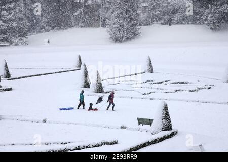 Bowes Museum, Barnard Castle, Teesdale, County Durham, Großbritannien. Februar 2021. Wetter in Großbritannien. Mit einer gelben Wetterwarnung für Met Office in einigen Gebieten Großbritanniens sahen das Bowes Museum und seine Gärten spektakulär aus, als der Schnee fiel. Kredit: David Forster/Alamy Live Nachrichten Stockfoto