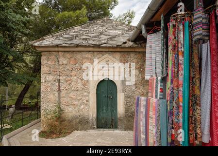 MOSTAR, BOSNIEN UND HERZEGOWINA - 15. Aug 2018: Eine Aufnahme der historischen Stadt Mostar in Bosnien und Herzegowina, die seit 200 zum UNESCO-Weltkulturerbe gehört Stockfoto