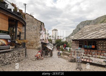 MOSTAR, BOSNIEN UND HERZEGOWINA - 15. Aug 2018: Eine Aufnahme der historischen Stadt Mostar in Bosnien und Herzegowina, die seit 200 zum UNESCO-Weltkulturerbe gehört Stockfoto