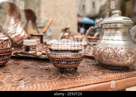 MOSTAR, BOSNIEN UND HERZEGOWINA - 15. Aug 2018: Eine Nahaufnahme von traditionellen Metall-Souvenirs im Souvenirshop in Bosnien und Herzegowina. Stockfoto