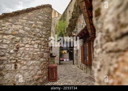 MOSTAR, BOSNIEN UND HERZEGOWINA - 15. Aug 2018: Eine Aufnahme der historischen Stadt Mostar in Bosnien und Herzegowina, die seit 200 zum UNESCO-Weltkulturerbe gehört Stockfoto