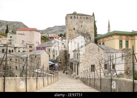 MOSTAR, BOSNIEN UND HERZEGOWINA - 15. Aug 2018: Eine Aufnahme der historischen Stadt Mostar in Bosnien und Herzegowina, die seit 200 zum UNESCO-Weltkulturerbe gehört Stockfoto