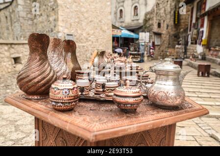 MOSTAR, BOSNIEN UND HERZEGOWINA - 15. Aug 2018: Eine Aufnahme der historischen Stadt Mostar in Bosnien und Herzegowina, die seit 200 zum UNESCO-Weltkulturerbe gehört Stockfoto