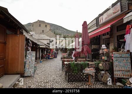 MOSTAR, BOSNIEN UND HERZEGOWINA - 15. Aug 2018: Eine Aufnahme der historischen Stadt Mostar in Bosnien und Herzegowina, die seit 200 zum UNESCO-Weltkulturerbe gehört Stockfoto