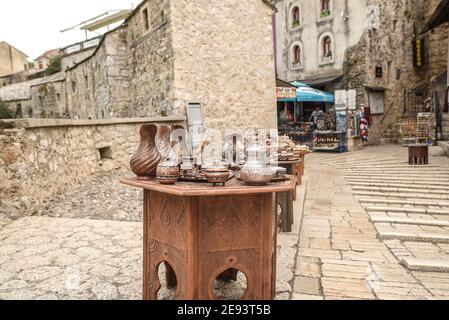 MOSTAR, BOSNIEN UND HERZEGOWINA - 15. Aug 2018: Eine Aufnahme der historischen Stadt Mostar in Bosnien und Herzegowina, die seit 200 zum UNESCO-Weltkulturerbe gehört Stockfoto