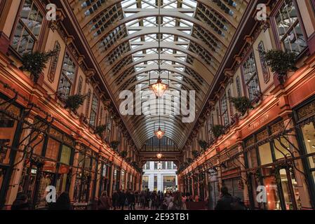 LONDON, VEREINIGTES KÖNIGREICH - 26. Dez 2019: Das Innere des Leadenhall Market - eine Markthalle, einer der ältesten Märkte in London, die bis heute zurückreicht Stockfoto