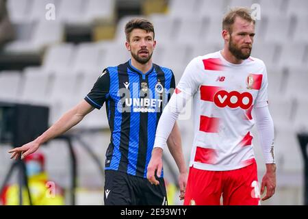 BRÜGGE, BELGIEN - JANUAR 31: L-R Brandon Mechele vom Club Brugge, Joao Klauss De Mello von Standard de Liege während des Pro League Spiels zwischen Club B Stockfoto