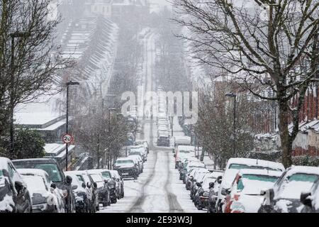 Schnee bedeckt geparkte Autos und Straßen rund um Crouch End Bereich Als Hauptstadt erlebt London eine seltene Schneedecke Stockfoto