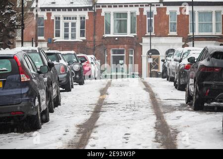 Schnee bedeckt geparkte Autos und Straßen rund um Crouch End Bereich Als Hauptstadt erlebt London eine seltene Schneedecke Stockfoto