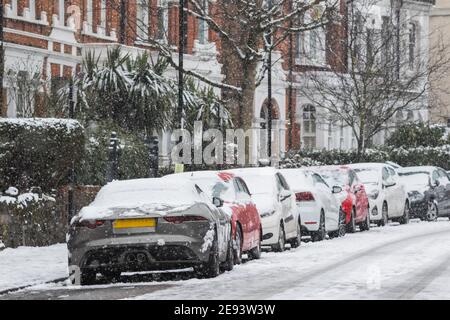 Schnee bedeckt geparkte Autos und Straßen rund um Crouch End Bereich Als Hauptstadt erlebt London eine seltene Schneedecke Stockfoto