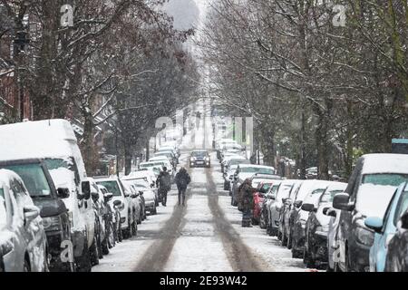 Schnee bedeckt geparkte Autos und Straßen rund um Crouch End Bereich Als Hauptstadt erlebt London eine seltene Schneedecke Stockfoto