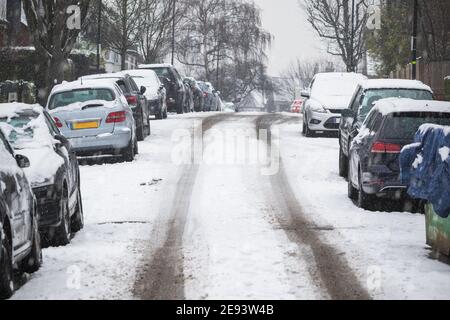 Schnee bedeckt geparkte Autos und Straßen rund um Crouch End Bereich Als Hauptstadt erlebt London eine seltene Schneedecke Stockfoto