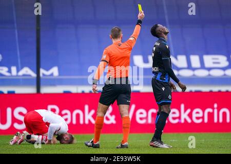 BRÜGGE, BELGIEN - JANUAR 31: Gelbe Karte Odilon Kossounou vom Club Brugge, Schiedsrichter Nicolas Laforge während des Pro League Spiels zwischen Club Brugge und Stockfoto