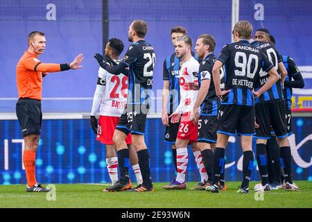 BRÜGGE, BELGIEN - JANUAR 31: Schiedsrichter Nicolas Laforge, Samuel Bastien von Standard de Liege, Bas Dost vom Club Brugge, Nicolas Raskin von Standard de Lie Stockfoto