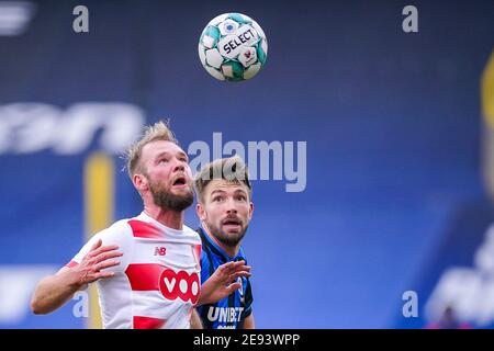 BRÜGGE, BELGIEN - JANUAR 31: L-R Joao Klauss De Mello von Standard de Liege, Brandon Mechele vom Club Brugge während des Pro League Spiels zwischen Club B Stockfoto