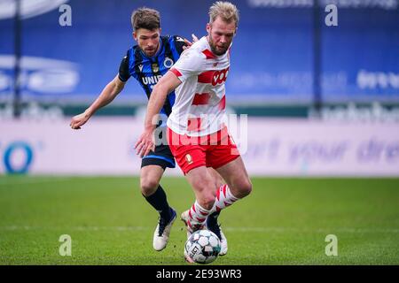 BRÜGGE, BELGIEN - JANUAR 31: L-R Brandon Mechele vom Club Brugge, Joao Klauss De Mello von Standard de Liege während des Pro League Spiels zwischen Club B Stockfoto