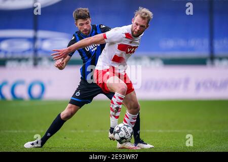 BRÜGGE, BELGIEN - JANUAR 31: L-R Brandon Mechele vom Club Brugge, Joao Klauss De Mello von Standard de Liege während des Pro League Spiels zwischen Club B Stockfoto