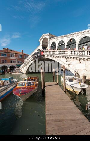 Die Rialtobrücke ist die älteste der vier Brücken, die den Canal Grande in Venedig überspannen. Stockfoto