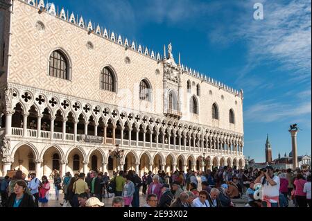 Der Dogenpalast ist ein Palast im venezianischen gotischen Stil und eines der wichtigsten Wahrzeichen der Stadt Venedig in Norditalien. Stockfoto