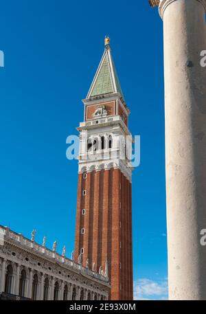 St Mark's Campanile ist der Glockenturm der St. Mark's Basilika in Venedig, Italien, auf der Piazza San Marco entfernt. Stockfoto