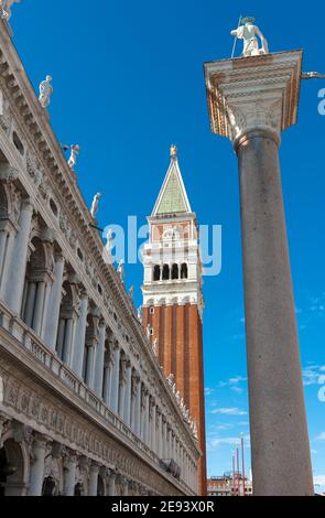 St Mark's Campanile ist der Glockenturm der St. Mark's Basilika in Venedig, Italien, auf der Piazza San Marco entfernt. Stockfoto