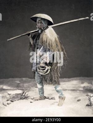 Foto des späten 19. Jahrhunderts - Coolie, Landarbeiter im Grasmantel, Japan, Winterschneeszene im Studio. Stockfoto