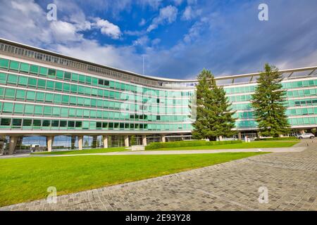 Vevey, Schweiz - 14. August 2020: Nestle Headquarter Building. Nestle ist weltweit das größte multinationale Unternehmen im Lebensmittelsektor. Es produziert Stockfoto