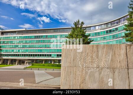 Vevey, Schweiz - 14. August 2020: Nestle Headquarter und Logo. Nestle ist weltweit das größte multinationale Unternehmen im Lebensmittelsektor. Es produziert Stockfoto