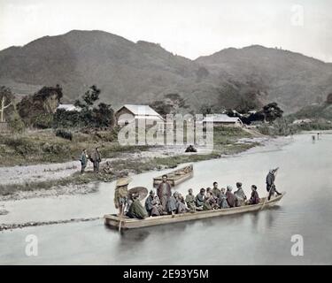 Foto aus dem späten 19. Jahrhundert - Fähre Boot voller Passagiere auf einem Fluss, Japan. Stockfoto