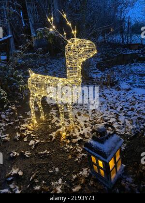 Winterliche Dekorationen im Garten, Weihnachtszeit mit weihnachtlicher Deko im Freien Stockfoto